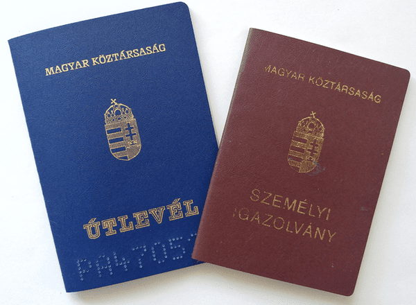Венгерский паспорт (1993 г.) и буклет с венгерским удостоверением личности (1992 г.)